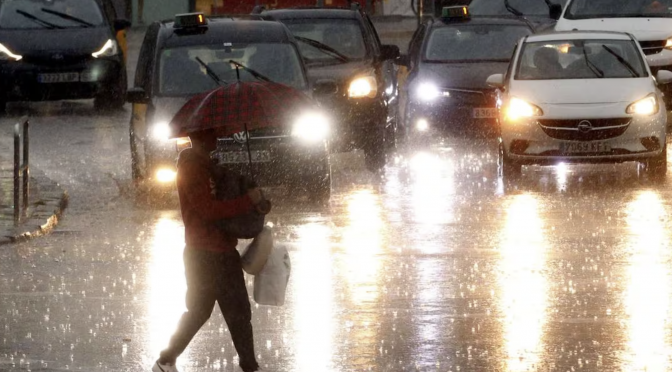 España – Lluvias torrenciales inundan carreteras de Cataluña; cancelan y desvían vuelos tras acumulación de agua (El Universal)